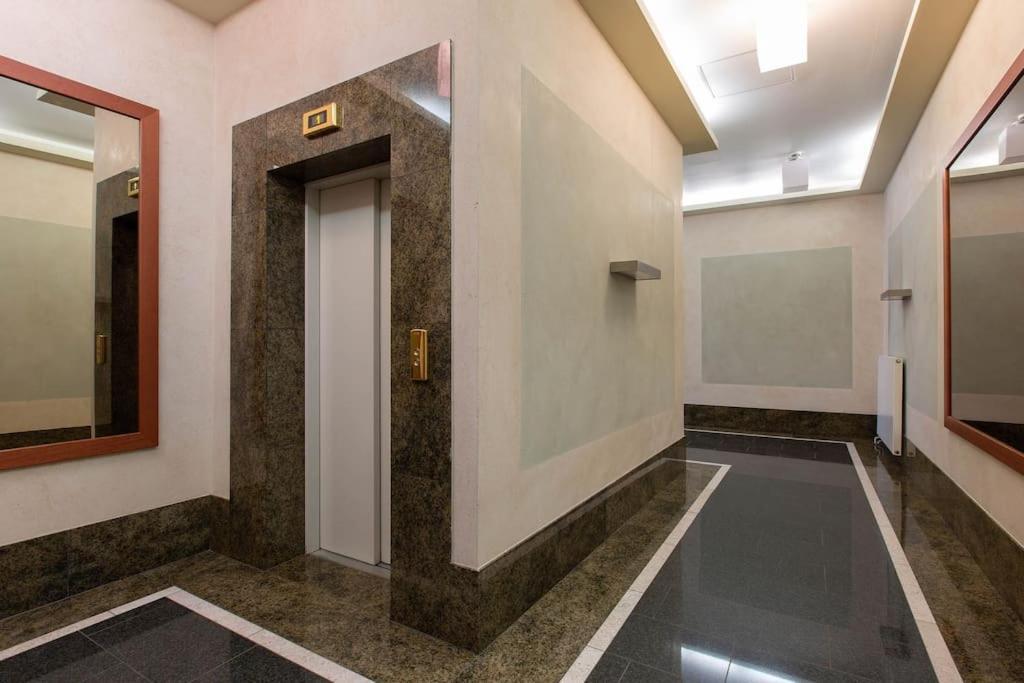 Cosy Old Town Flat In A Modern Secured Apt. Block Рига Экстерьер фото
